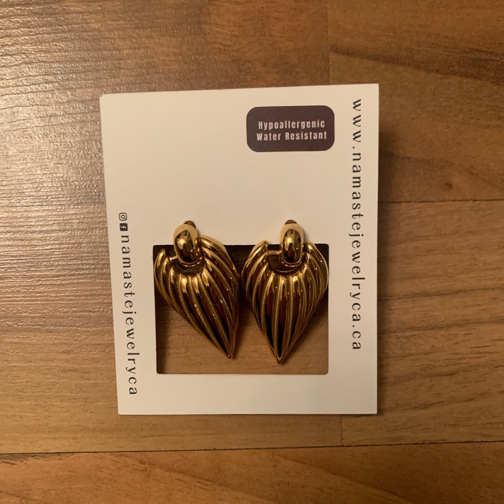 Heart Ribbed Earrings - Picture 2 of 6